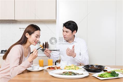 两个男人吃饭图片_两个男人吃饭素材图片大全_摄图网