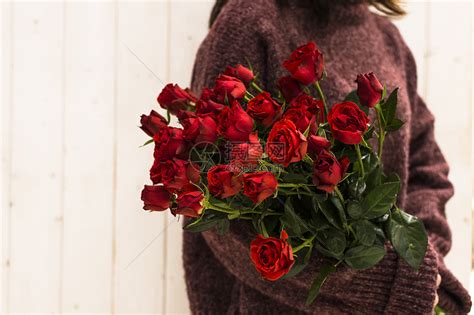 拿着玫瑰花的女人的肖像高清图片下载-正版图片506969190-摄图网