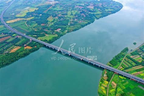 江西泰和：广吉高速穿越田园-人民图片网