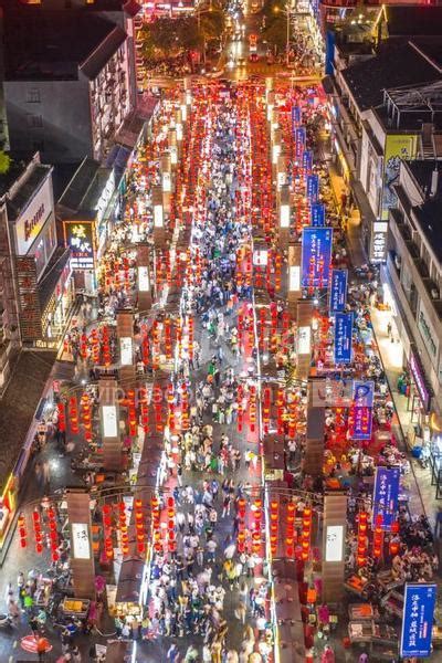 人们晚上在洛阳老城区一个简易街头高清图片下载-正版图片506689575-摄图网
