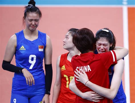 郎平拥抱李盈莹，中国女排的未来在哪里_东方体育