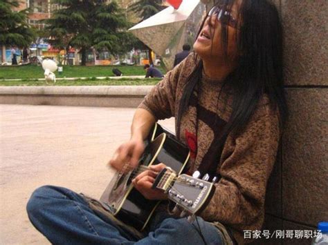 49岁盲人街头卖唱丢失妹妹，新年愿望：想知道她是否活在世上|卖唱|李建成|盲人_新浪新闻