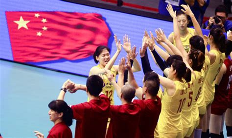 中国女排启程参加世界女排联赛 郎平：以老带新 在对抗中找比赛节奏