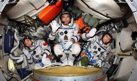 历史一刻！航天员王亚平成功出舱 迈出中国女性太空行走第一步