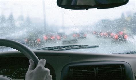 下雨天开车千万别这么干 雨天行车安全了解一下_凤凰网汽车_凤凰网