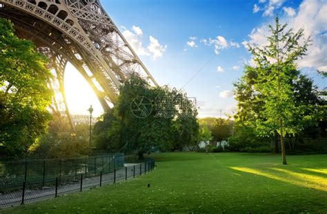 法国巴黎埃菲尔铁塔附近的绿草地高清图片下载-正版图片304250617-摄图网