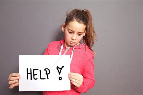 带着帮助标志的悲伤小女孩被抛弃高清图片下载-正版图片321551236-摄图网