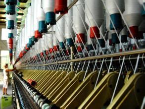 现代纺织厂工人清点生产材料高清图片下载-正版图片501171057-摄图网