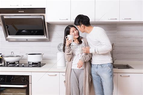 在厨房喝水的情侣高清图片下载-正版图片500712692-摄图网