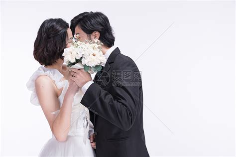 身着西式礼服的年轻夫妻接吻高清图片下载-正版图片500810679-摄图网