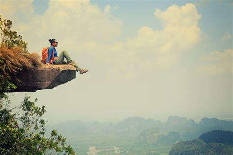 坐在悬崖边看风景的人摄影图__山水风景_自然景观_摄影图库_昵图网nipic.com