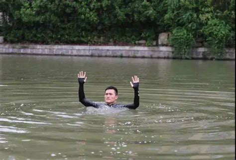 2小学生湖边玩水溺亡:刚考完试放假_华中视频-梨视频官网-Pear Video