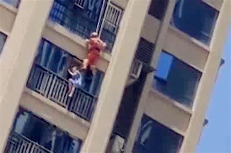 “好”！实拍：女子17楼欲跳楼 消防18楼一跃而下将其蹬回屋_凤凰网视频_凤凰网