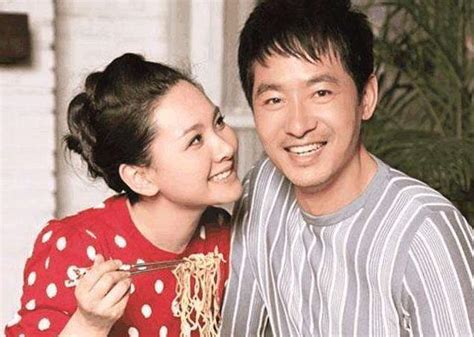 郭晓冬夫妇庆祝结婚纪念日，两人热吻好浪漫，程莉莎针织衫好看 - 知乎