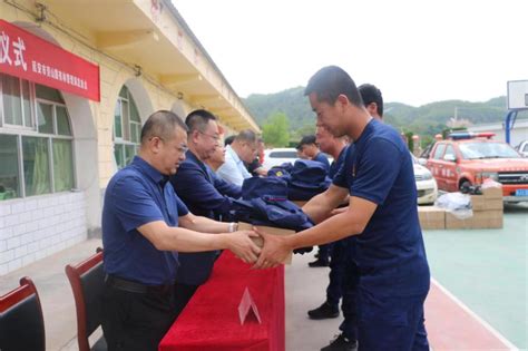 延安市应急救援队伍服装发放仪式在劳山国有林管理局森林消防队举行 _www.isenlin.cn
