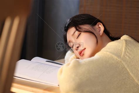 女生趴桌子头像温柔