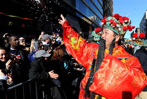 中国文艺网_纽约唐人街举行新春大游行