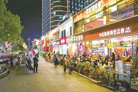江苏南京：商家揽客出新招，餐饮消费人气旺_新华报业网
