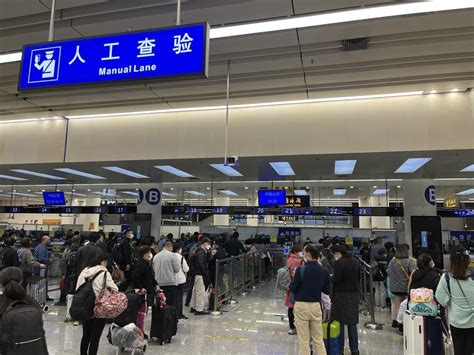深圳湾口岸迎来大批香港游客，入境大厅被挤爆