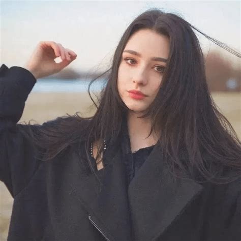 郁金香甜美女生头像