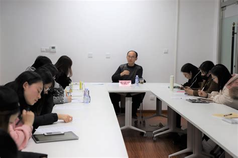 中文系教师为本科毕业班学生作语文教资面试指导讲座