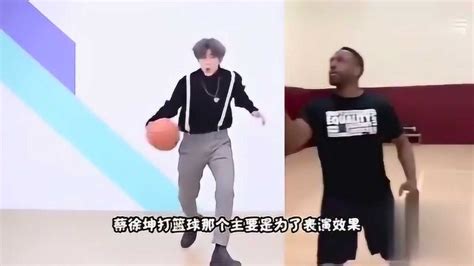 蔡徐坤作为NBA形象大使，惨遭外国小哥模仿嘲讽，网友：丢到国外