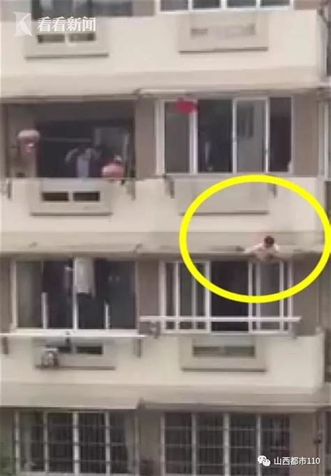 3岁女童爬窗户掉落雨棚，好心人翻越阳台将其救下……（视频）|救下|雨棚|视频_新浪新闻