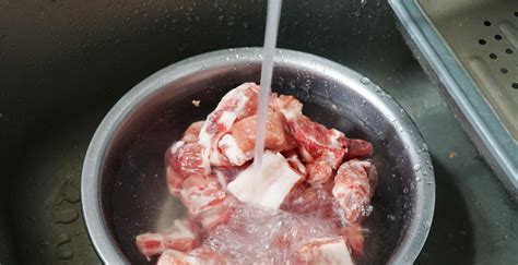 解冻肉用冷水泡还是温水煮？用这5个方法，快速解冻还新鲜！