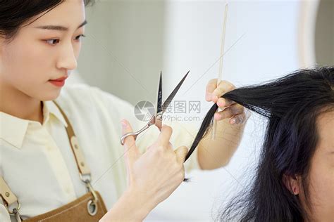 女理发师给顾客修剪头发高清图片下载-正版图片502380178-摄图网