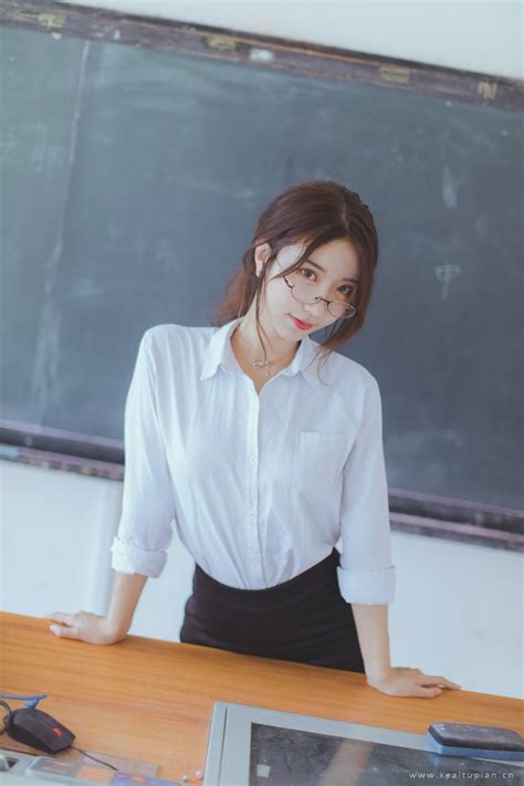眼镜姐图片