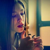 温柔头像叼烟女生图片