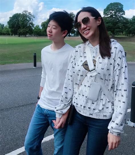 甄子丹熊黛林坐着图片