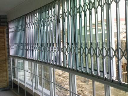 阳台钢管防盗网觉得过时，来看看隐形钢网的阳台设计，安全又美观！