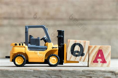 玩具黄色叉车举行字母块完成字质量保证简称-包图企业站
