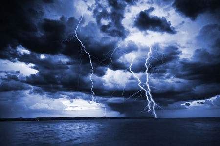 活跃的雷暴与闪电和大雨在海插画图片下载-正版图片503451364-摄图网