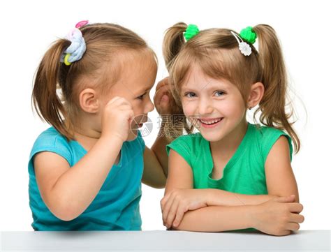 两个小女孩聊天高清图片下载-正版图片307780294-摄图网