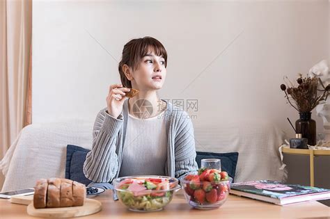 居家女性吃早餐高清图片下载-正版图片501169735-摄图网