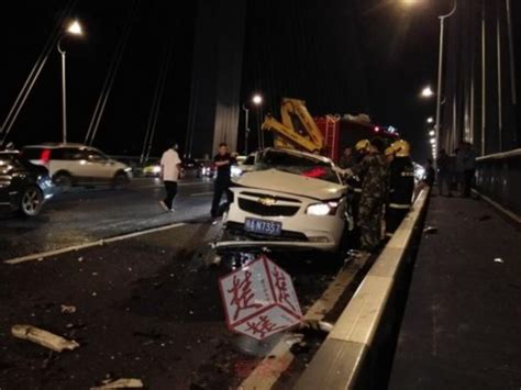 武汉长江二桥凌晨发生惨烈车祸 两车对撞致2死2伤-新闻中心-南海网