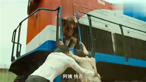 《釜山行》经典的火车片段，女乘务员在遇见第一个变成丧尸的姑娘时，情急之下...|乘务员|丧尸|片段_新浪新闻