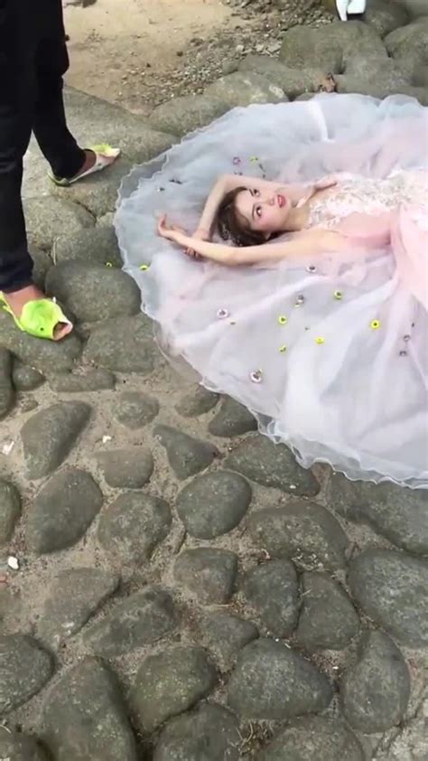 最近这样拍婚纱照火了，躺在地上拍照，看起来很大气_腾讯视频
