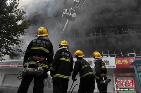 成都高新区一酒店突发大火 30分钟后即从13楼蔓延至22楼