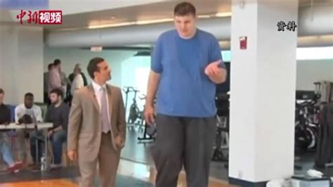 世界上最高的少年，年仅16岁身高2米23
