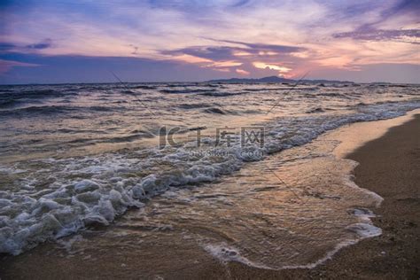 海滩日落轮廓/美丽的岛屿海滩沙滩在热带海洋夏季色彩缤纷的橙色和紫色天空背景高清摄影大图-千库网