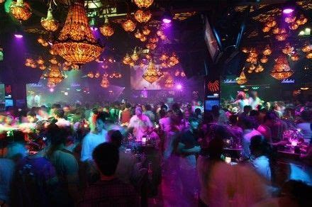 很嗨的酒吧夜场聚会与DJ高清图片下载-正版图片500530490-摄图网