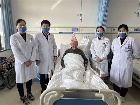 爱有温度 情暖病房——市一院神经内科医护陪患者杨爷爷在病房过98岁生日 - 徐州市第一人民医院