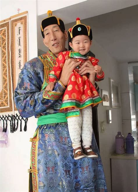 “世界第一高”鲍喜顺，娶小28岁娇妻，儿子身高曝光，网友：离谱_生活_巨人_父亲