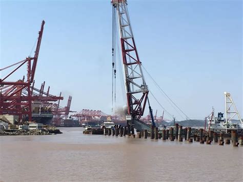 宁波舟山港节后首批重点码头工程项目正式复工