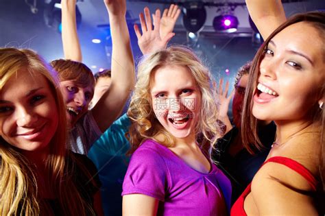快乐的女孩们在派对上尽情跳舞高清图片下载-正版图片502510649-摄图网