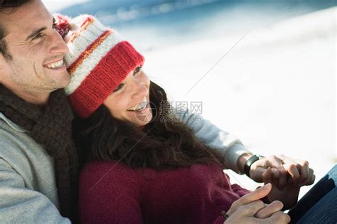 情侣笑着相互依偎高清图片下载-正版图片501442751-摄图网