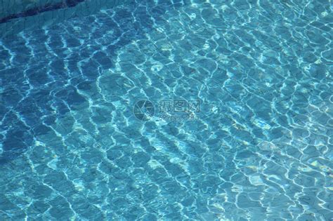 池中美丽清澈纯净透明的水高清图片下载-正版图片507110961-摄图网